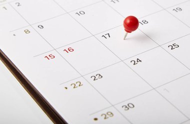 Kırmızı raptiye bir tarih Takvim veya planlayıcısı 17. Vergi gün 2018 17 Nisan üzerinde yer almaktadır. seçici odak