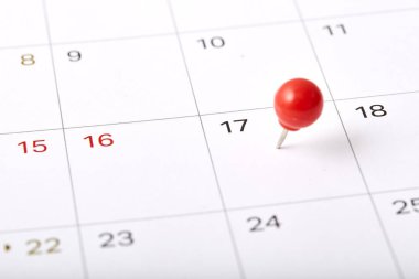 Kırmızı raptiye bir tarih Takvim veya planlayıcısı 17. Vergi gün 2018 17 Nisan üzerinde yer almaktadır. seçici odak