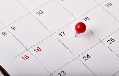 Kırmızı raptiye bir tarih Takvim veya planlayıcısı 17. Vergi gün 2018 17 Nisan üzerinde yer almaktadır. seçici odak