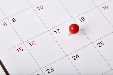 Kırmızı raptiye bir tarih Takvim veya planlayıcısı 17. Vergi gün 2018 17 Nisan üzerinde yer almaktadır. seçici odak