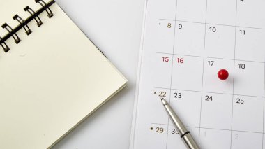 Kırmızı raptiye bir tarih Takvim veya planlayıcısı 17. Vergi gün 2018 17 Nisan üzerinde yer almaktadır. seçici odak