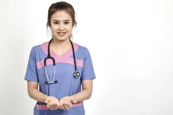 アジア美しい若い女性医師の肖像画 オンライン形式で現代医学の概念 — ストック写真