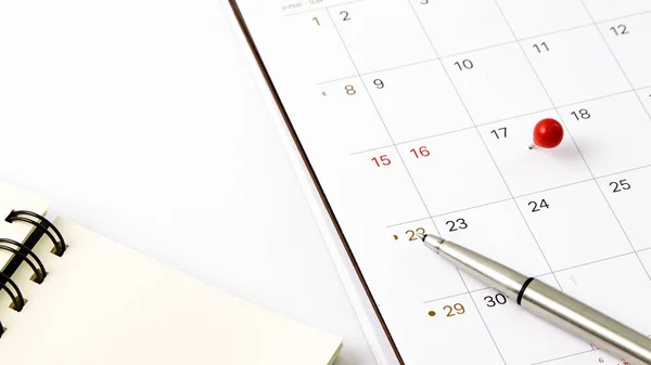 Red Thumbtack Une Date Sur Calendrier Planificateur Journée Impôt 2018 — Photo