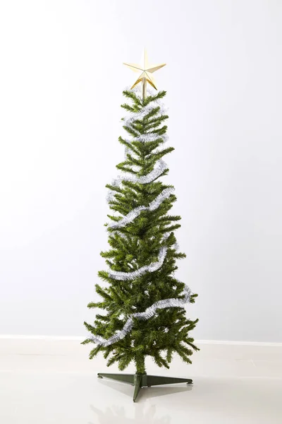 Geschmückter Weihnachtsbaum Auf Grauem Wandhintergrund — Stockfoto