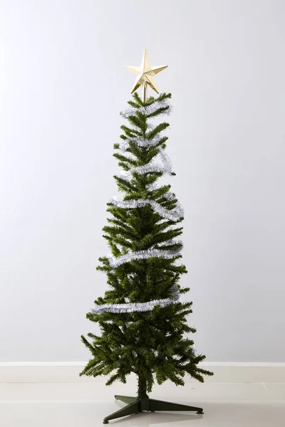 Geschmückter Weihnachtsbaum Auf Grauem Wandhintergrund — Stockfoto