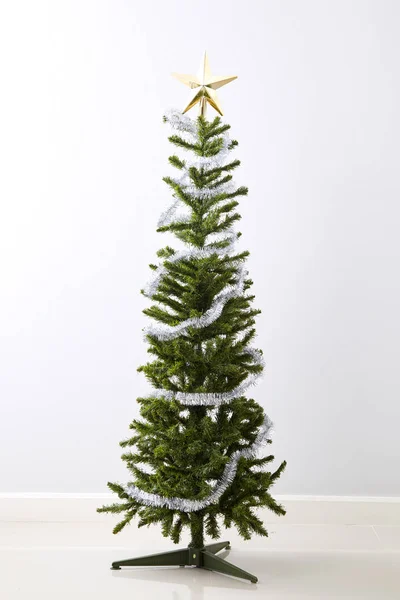 Süslenen Gri Duvar Arka Plan Üzerinde Noel Ağacı — Stok fotoğraf