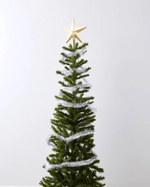 Árbol Navidad Decorado Sobre Fondo Pared Gris — Foto de Stock