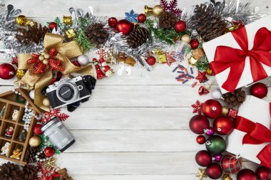 Olympus M10 mark III. ahşap arka plan üzerinde düz yatıyordu Noel kavramları. Metniniz için kopya alanı yer