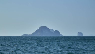 Güzel tropik ada ve denize sıfır plaj manzara - yaz tatil arka plan olarak kullanma