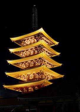 Güzel simgesel yapısının gece Tokyo'da eski Asakusa sensoji Tapınağı