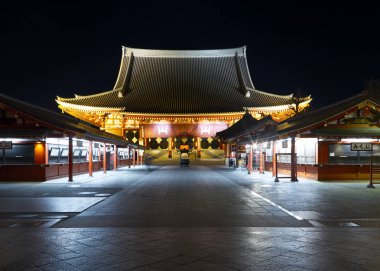 Güzel simgesel yapısının gece Tokyo'da eski Asakusa sensoji Tapınağı