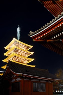 Güzel simgesel yapısının gece Tokyo'da eski Asakusa sensoji Tapınağı