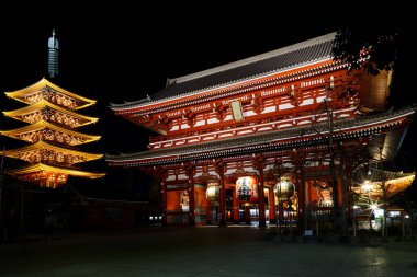 Güzel simgesel yapısının gece Tokyo'da eski Asakusa sensoji Tapınağı