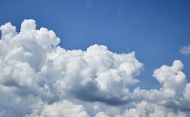 Gün ışık mavi gökyüzü için arka plan beyaz bulutlar ile
