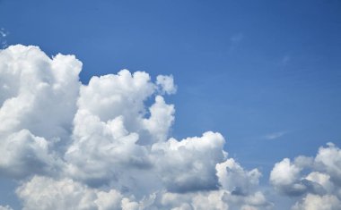 Gün ışık mavi gökyüzü için arka plan beyaz bulutlar ile