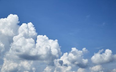 Gün ışık mavi gökyüzü için arka plan beyaz bulutlar ile