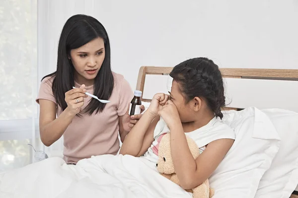 Mutter Gibt Ihrer Tochter Medikamente Weil Sie Medikamente Schlafzimmer Einnimmt — Stockfoto