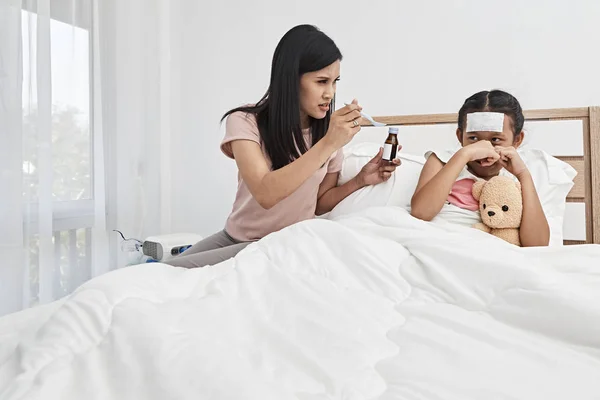 Mutter Gibt Ihrer Tochter Medikamente Weil Sie Medikamente Schlafzimmer Einnimmt — Stockfoto