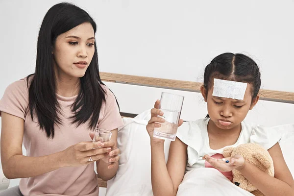 Mutter Gibt Ihrer Tochter Medikamente Weil Sie Medikamente Schlafzimmer Einnimmt — Stockfoto