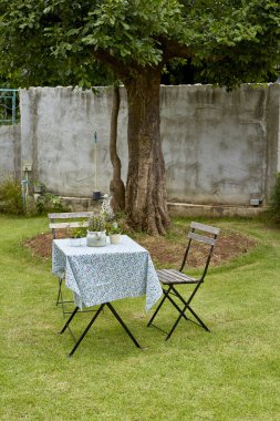 Evin arkasında teras bahçe sandalye ve masa dekorasyon.