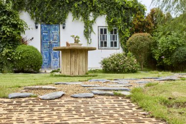 Evin arkasında teras bahçe sandalye ve masa dekorasyon.