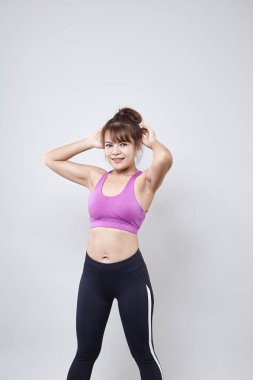 Asyalı kadın spor giyim giymiş ve vücudu beyaz arka plan üzerinde göster