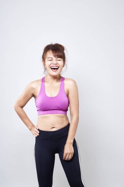 Asyalı kadın spor giyim giymiş ve vücudu beyaz arka plan üzerinde göster
