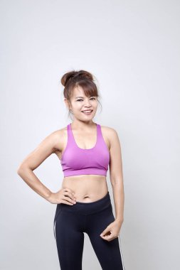 Asyalı kadın spor giyim giymiş ve vücudu beyaz arka plan üzerinde göster