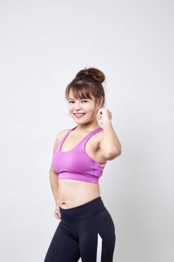 Asyalı kadın spor giyim giymiş ve vücudu beyaz arka plan üzerinde göster