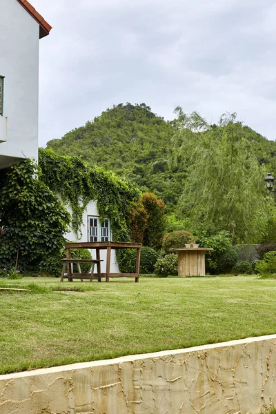 Stuhl Und Tischdekoration Garten Der Terrasse Hinter Dem Haus — Stockfoto