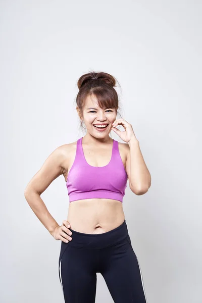 Asijské Žena Nosí Sportovní Oblečení Ukaž Její Tělo Bílém Pozadí — Stock fotografie