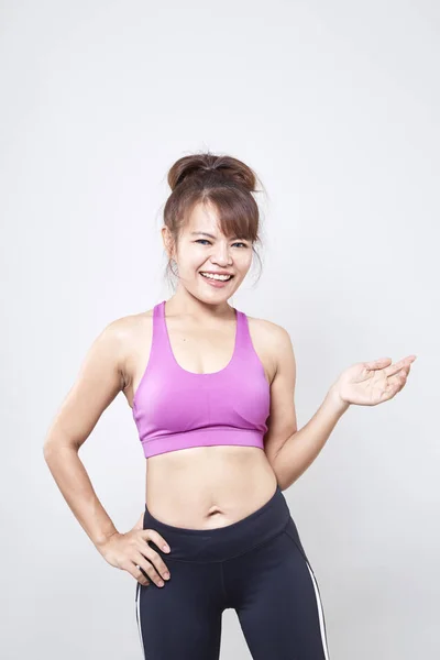 Mulher Asiática Vestindo Sportswear Mostrar Seu Corpo Fundo Branco — Fotografia de Stock