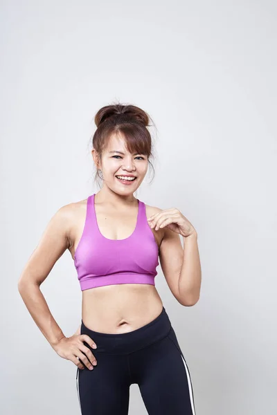 Asijské Žena Nosí Sportovní Oblečení Ukaž Její Tělo Bílém Pozadí — Stock fotografie
