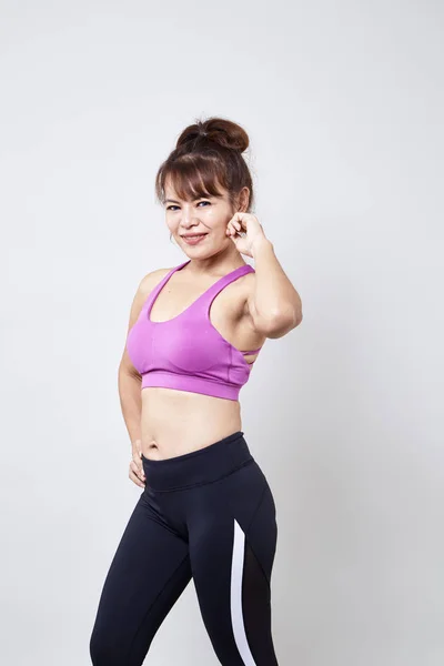 Mujer Asiática Usando Ropa Deportiva Mostrar Cuerpo Sobre Fondo Blanco — Foto de Stock