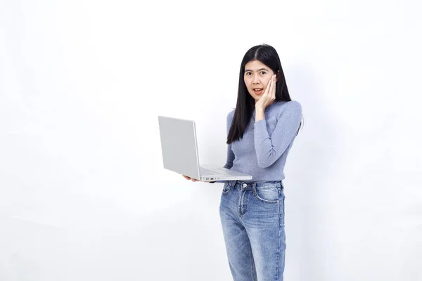 Hermosa Mujer Asiática Sosteniendo Voz Del Ordenador Portátil Activado Fondo — Foto de Stock