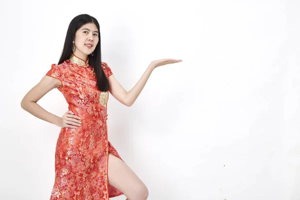 Retrato Hermosa Mujer Asiática Manos Niña China Mostrando Algo Cheongsam — Foto de Stock