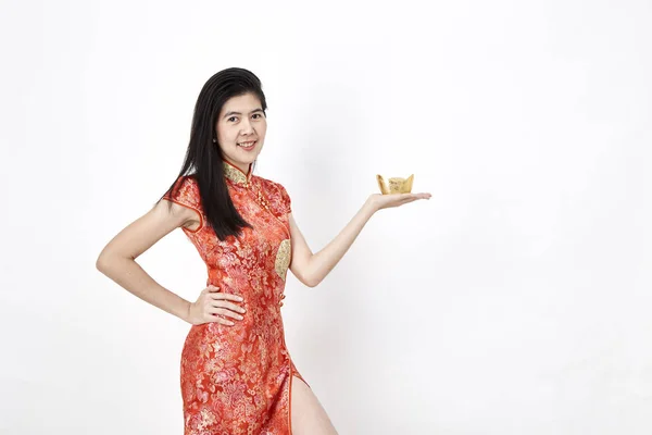 Retrato Hermosa Mujer Asiática Manos Niña China Mostrando Algo Cheongsam — Foto de Stock
