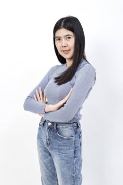 Beyaz arka plan, reklam, pozitif kişi için başarı kavramı üzerinde ok işareti jest gösterilen mutlu sevimli gülümseyen güzel genç Asyalı kadın geçiş silah.