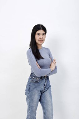 Beyaz arka plan, reklam, pozitif kişi için başarı kavramı üzerinde ok işareti jest gösterilen mutlu sevimli gülümseyen güzel genç Asyalı kadın geçiş silah.