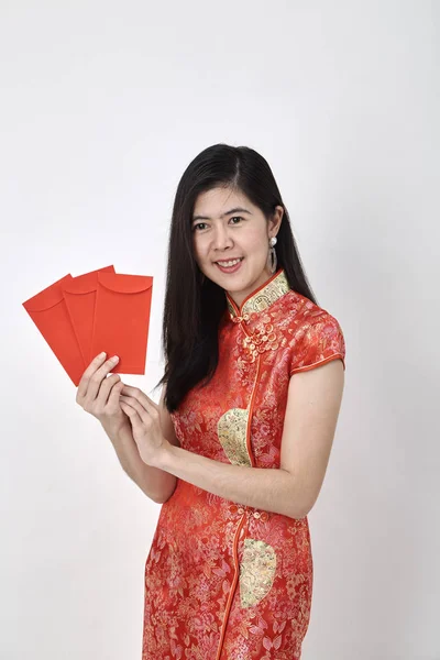Belleza Mujer China Usar Cheongsam Tomar Sobres Rojos Año Nuevo — Foto de Stock