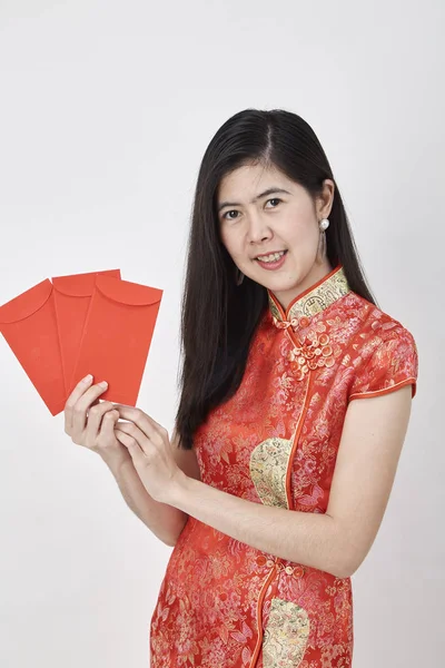 Κινεζική Γυναίκα Ομορφιά Φορούν Cheongsam Και Λαμβάνουν Κόκκινο Φάκελοι Κινεζικό — Φωτογραφία Αρχείου
