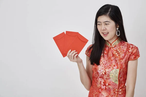 Schönheit Chinesische Frau Tragen Cheongsam Und Nehmen Sie Rote Umschläge — Stockfoto