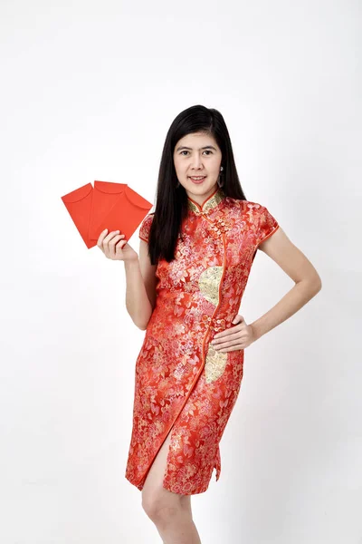 Beleza Mulher Chinesa Usar Cheongsam Tomar Envelopes Vermelhos Ano Novo — Fotografia de Stock