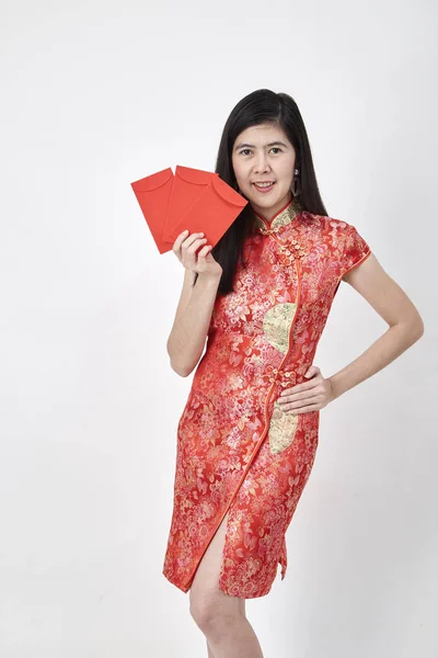 美丽的中国女人穿旗袍 拿红包中国新年 2019 快乐中国新年的概念 — 图库照片