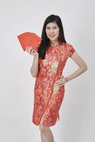 Belleza Mujer China Usar Cheongsam Tomar Sobres Rojos Año Nuevo —  Fotos de Stock