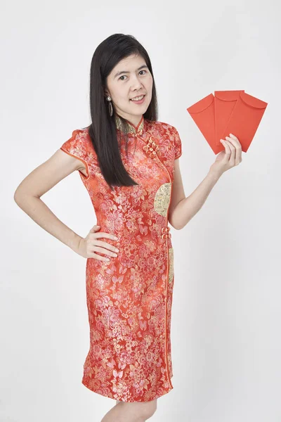 Belleza Mujer China Usar Cheongsam Tomar Sobres Rojos Año Nuevo — Foto de Stock