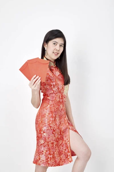 Belleza Mujer China Usar Cheongsam Tomar Sobres Rojos Año Nuevo — Foto de Stock