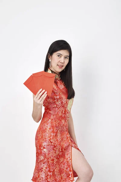 Belleza Mujer China Usar Cheongsam Tomar Sobres Rojos Año Nuevo — Foto de Stock