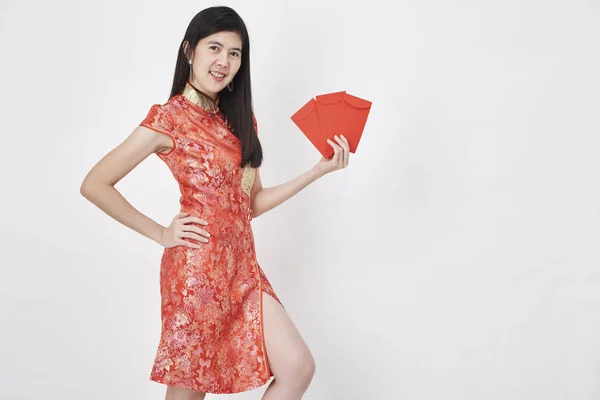 Belleza Mujer China Usar Cheongsam Tomar Sobres Rojos Año Nuevo — Foto de Stock