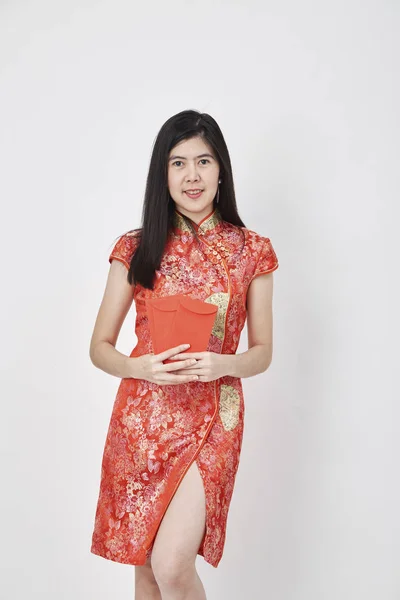 Belleza Mujer China Usar Cheongsam Tomar Sobres Rojos Año Nuevo — Foto de Stock